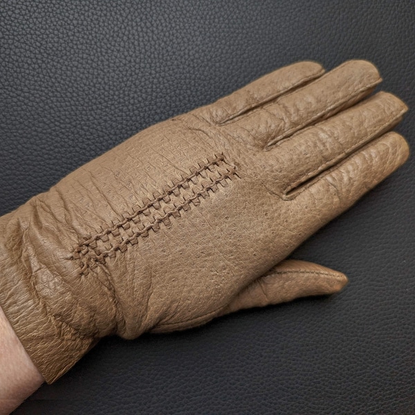 Gants en cuir vintage marron avec décoration sur le dos de la main. Taille M / 7