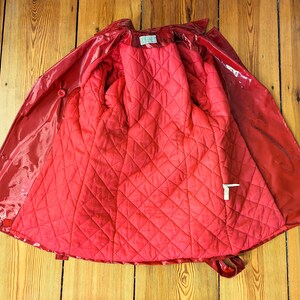 Wintery, red lacquered short coat, 1970s with large buttons. Shiny vintage rain jacket with belt. Size S image 7