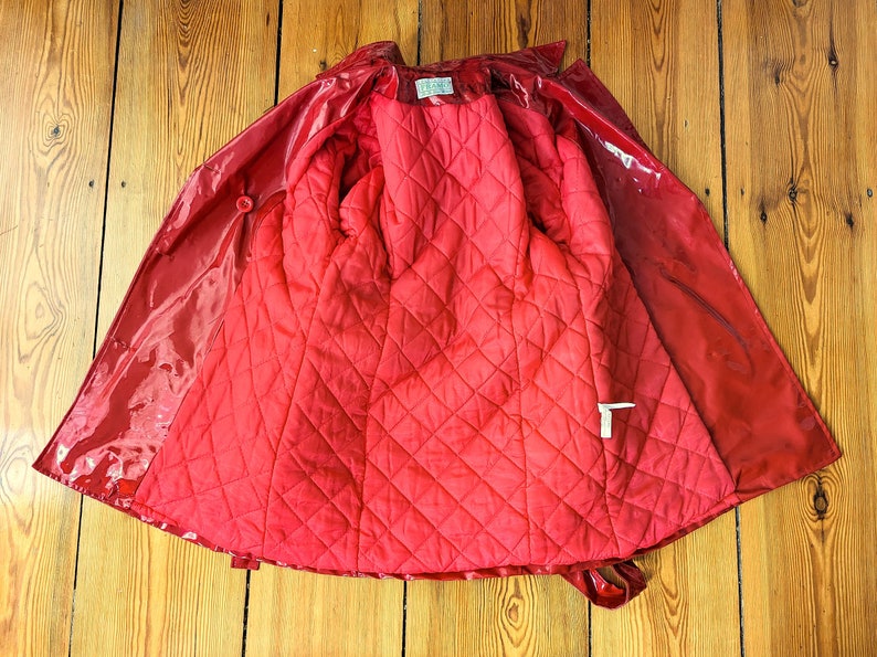 Wintery, red lacquered short coat, 1970s with large buttons. Shiny vintage rain jacket with belt. Size S image 7