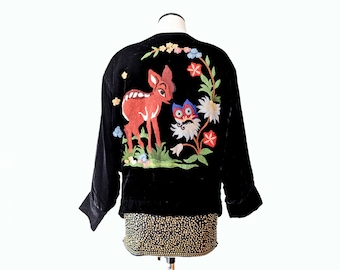 Veste Bambi unique, veste en velours vintage noir avec motif forêt coloré dans le dos. Taille S/M