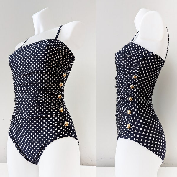 Maillot de bain vintage, bleu foncé à pois blancs, volants sur les côtés et boutons dorés. Taille S/36