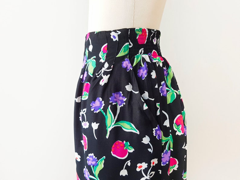 size M 14 Floral UK vintage midi skirt black with colorful flowers and pockets