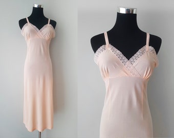 1940s / 1950s slip dress / negligee, salmon-colored soft falling with eyelet lace, Size S