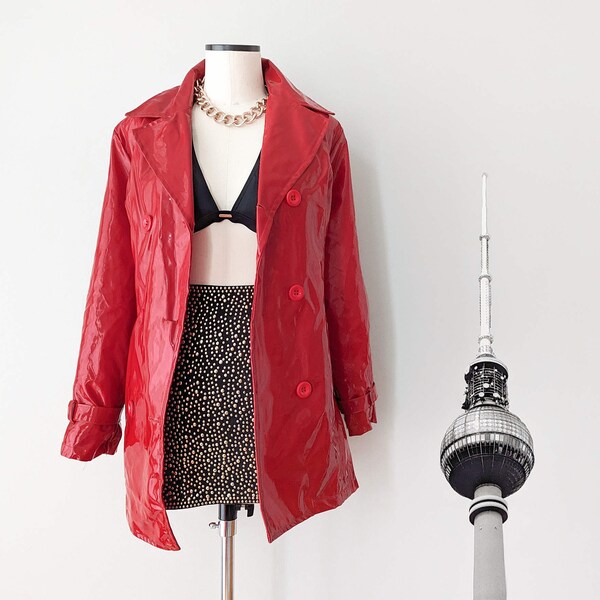 Manteau court hivernal laqué rouge, années 1970 avec gros boutons. Veste de pluie vintage brillante avec ceinture. Taille S/38