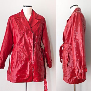 Wintery, red lacquered short coat, 1970s with large buttons. Shiny vintage rain jacket with belt. Size S image 6