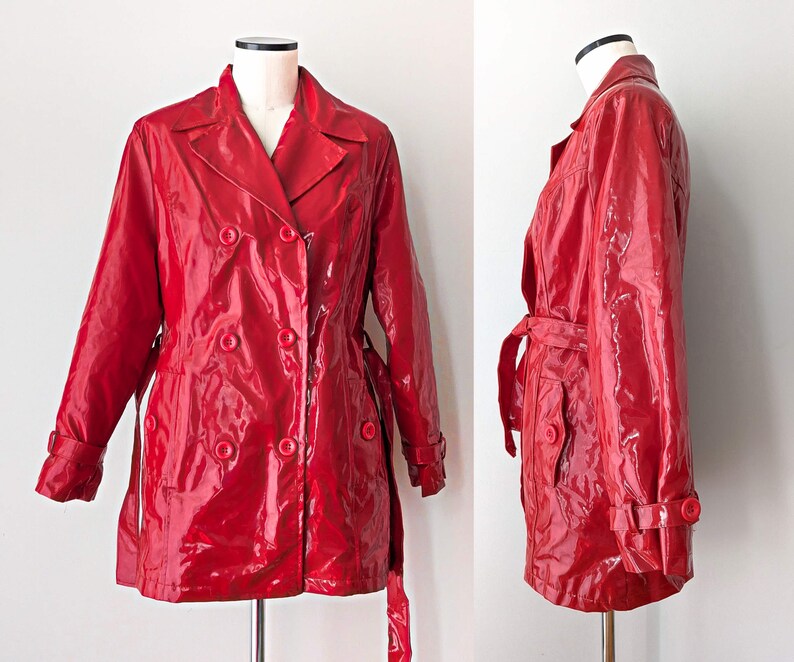 Wintery, red lacquered short coat, 1970s with large buttons. Shiny vintage rain jacket with belt. Size S image 6