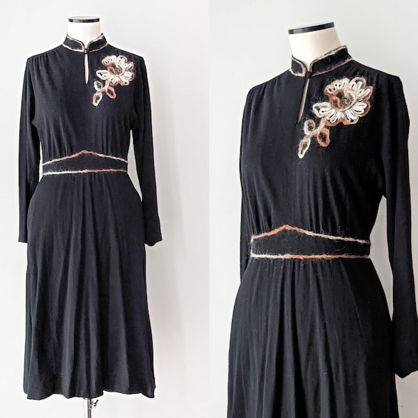 Robe d'hiver noire des années 70 avec broderie en laine et col montant. Taille S / 36