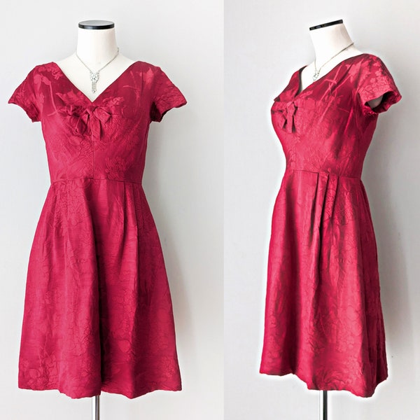 Red 1950s cocktail dress by Nat Kaplan made of red textured fabric with bow. Size S/M, 38/40 (EU)