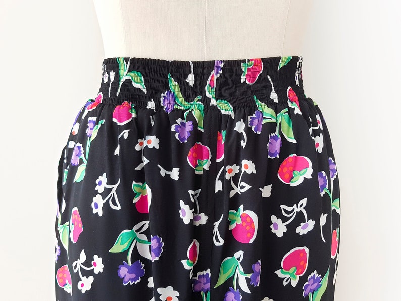 size M 14 Floral UK vintage midi skirt black with colorful flowers and pockets