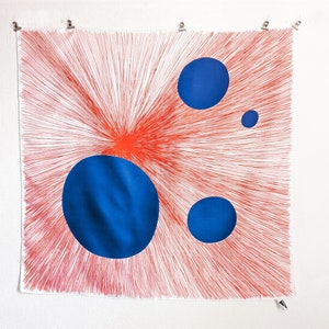 Vintage satijnen sjaal met een dramatisch patroon van rode stralen en blauwe stippen