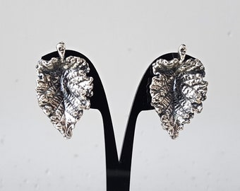 Vintage Napier ear clips in leaf shape, silver-colored, rhodium-plated. Collectable!