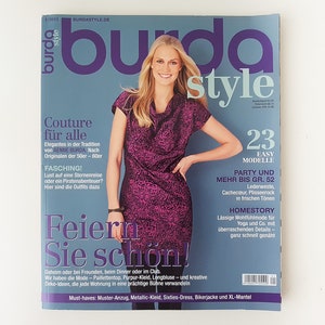 Puede incluir: Una portada de revista con una mujer que lleva un vestido rosa y morado. La revista se titula "Burda Style" y tiene el texto "Couture für alle" y "Feiern Sie schon!" en la portada. La revista es una publicación alemana.