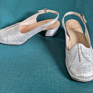Silver 1970s lamé slingback pumps with rhinestone decoration. Size 3