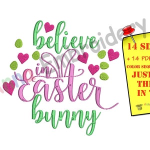 Könnte beinhalten: Ein pinkfarbenes und grünes Stickmuster mit dem Text "believe in easter bunny" und Herzen und Punkten um den Text herum. Das Design ist in 14 Größen erhältlich und beinhaltet 14 PDF-Designvorlagen und eine Farbsequenztabelle.
