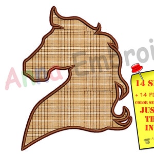 Könnte beinhalten: Ein Pferdekopf-Design mit einem Karomuster, umrandet in Braun. Ein gelber Haftzettel mit Text zu Designgrößen und Richtlinien ist rechts angepinnt. Ein Zauberhut mit Sternen befindet sich links.