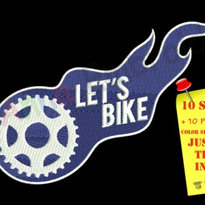 Peut inclure: Écusson brodé bleu et blanc avec le texte « LET'S BIKE » et un motif de pignon de vélo. Une note adhésive jaune avec du texte est épinglée sur l'image, qui se lit « 10 TAILLES DE DESIGN + 10 Fiches de travail PDF ! »
