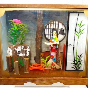 Vintage 1970&#39;s Japanese &quot;Geisha Girl Table Lamp&quot; In Decorative Glass Case...Beautiful!