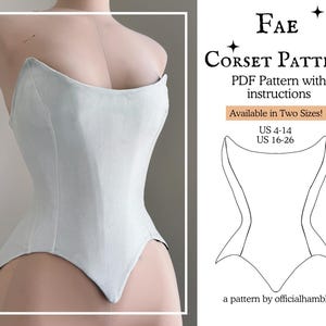 Puede incluir: Un corsé azul claro exhibido en un maniquí. El corsé tiene un escote curvo y una cintura puntiaguda. El texto a la derecha dice "FAE CORSET PATTERN" y "¡Disponible en dos tallas!" con tallas US 4-14 y 16-26. También se muestra un dibujo lineal del corsé.