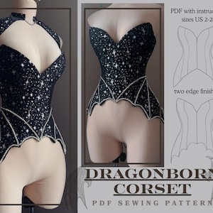 Può includere: Corsetto nero con un motivo celeste di stelle bianche e dettagli argentati. Il corsetto ha uno scollo a cuore e un orlo smerlato. L'immagine include anche un modello di cucito PDF.