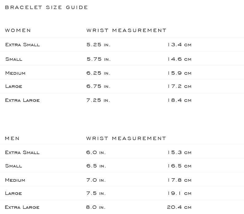 Pu&ograve; includere: Un grafico che mostra la guida alle taglie dei braccialetti per donne e uomini. Il grafico elenca le misure del polso in pollici e centimetri per le taglie extra small, small, medium, large ed extra large.