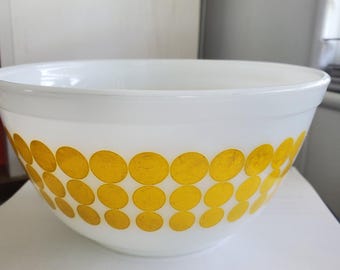 Pyrex Yellow Dots mixing bowl #402 ~ 1 1/2 quart 1960's