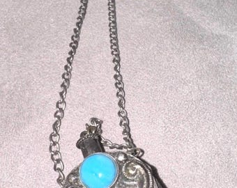 Collar vintage adornado con perfume y veneno