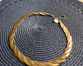 Collar de espiga de tres hilos trenzado de los años 80 en tono dorado