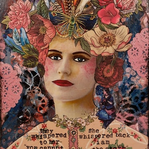 Puede incluir: Una obra de arte de técnica mixta con el rostro de una mujer rodeado de flores y plumas. El texto dice "le susurraron a ella - no puedes resistir la tormenta. Ella respondió - yo soy la tormenta."