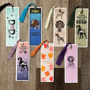 Op de afbeelding: Set van tien kleurrijke bladwijzers met Duitse Kortharige Wijzers. De bladwijzers hebben verschillende ontwerpen, waaronder een hond met een berglandschap, een hond met een zonnebril en een hond met een voetafdruk. De bladwijzers hebben ook verschillende teksten, waaronder "Duitse Kortharige Wijzer Papa", "Duitse Kortharige Wijzer Mama" en "Pointer Mama".