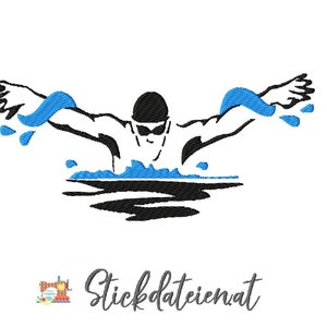 Puede incluir: Silueta negra de un nadador haciendo el estilo mariposa en agua azul. El nadador lleva un gorro de natación negro y gafas.