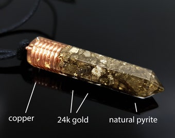 Op de afbeelding: Een koperen en 24 karaats gouden hanger met een natuurlijke pyrietkristalpunt. De hanger zit aan een zwart koord.