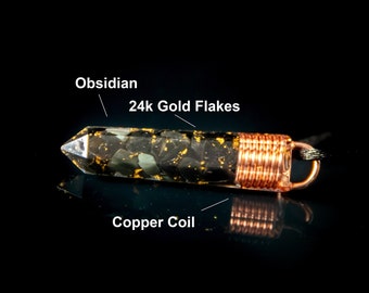 Puede incluir: Un cristal de obsidiana negra con escamas de oro de 24 quilates incrustadas, envuelto en una bobina de cobre.