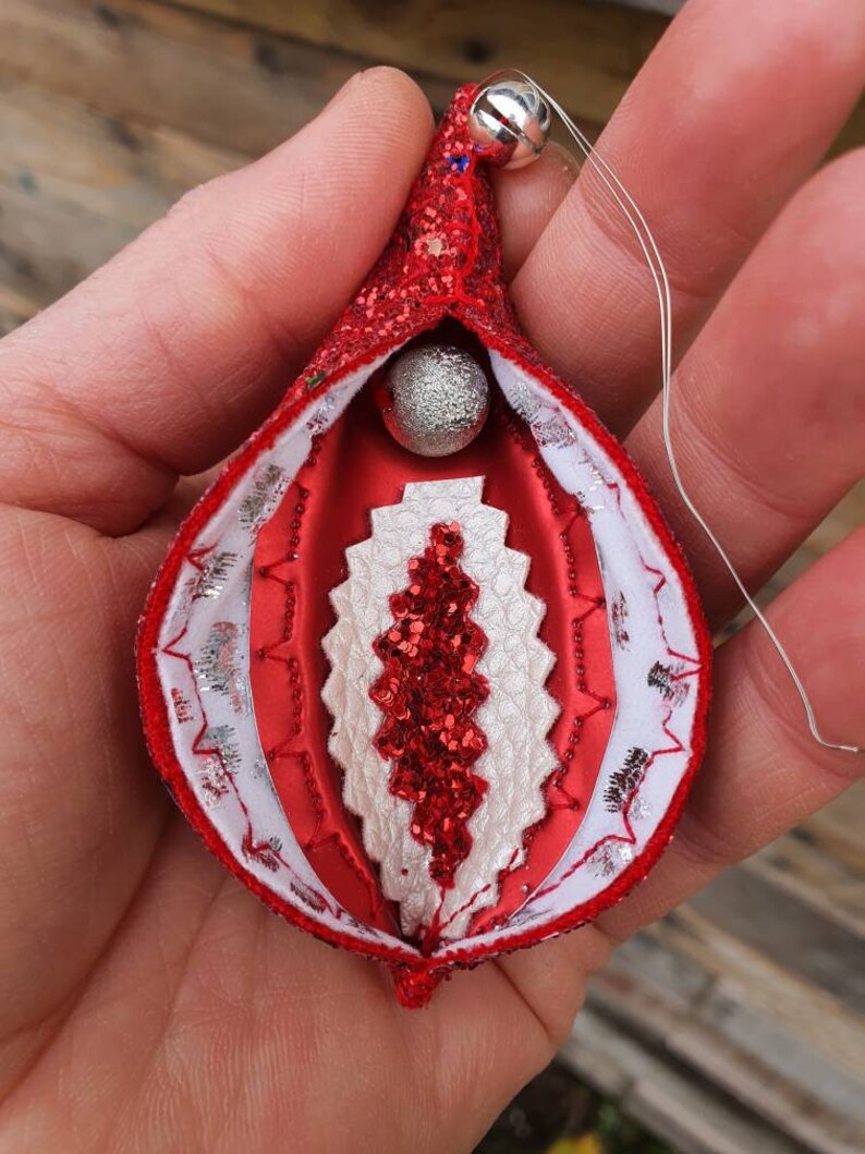 Winter Wonder Vulva Tree Decoration festive tree decoration Leopard Red Shine
