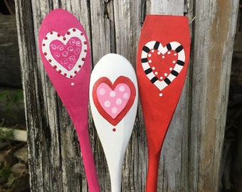 Cucharas de madera pintadas a mano para San Valentín: Decoración de cocina con forma de corazón
