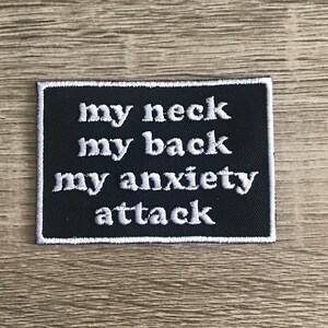 Puede incluir: Parche bordado negro con texto blanco que dice "my neck my back my anxiety attack".