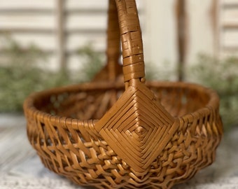 Basket/ small basket/ handle/ flower basket/ gathering basket/ brown woven / primitive/ Amish / farmhouse/ kitchen/ storage