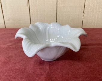 Vintage Pier 1 Flower Shape Bowl ~ Glossy White Porcelain Floral Shape Bowl ~ Original Pier 1 Imports Sticker On The Bottom ~ Pier 1 Bowls