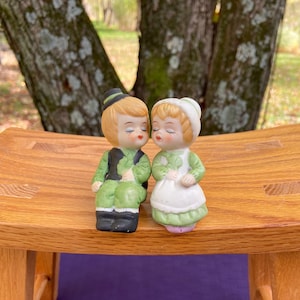 Vintage Pilgrim Salt And Pepper Shakers ~ Thanksgiving Salt And Pepper Shakers ~ Thanksgiving Table Decor ~ Pilgrim Shelf Sitters