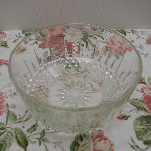 Vintage Arcoroc Bowl ~ Cut Diamond Pattern ~ Cut Glass Starburst Pattern ~ USA Cut Glass Large Bowl  ~ 8" Diameter Bowl ~ Diamant Pattern