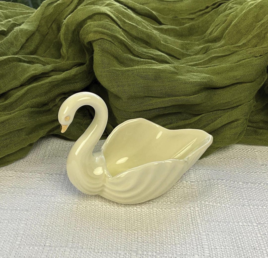Vintage Swan Wedding Decor: Timeless Elegance for Your Big Day