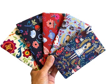 Etui na okulary Rifle Paper Co. z materiału – Alicja w Krainie Czarów, wyściełane, antypoślizgowe etui