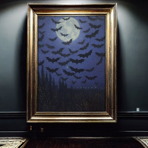 Puede incluir: Una pintura enmarcada que representa un cielo nocturno azul oscuro con una luna llena y una bandada de murciélagos volando en formación. La pintura está en un marco dorado y está colgada en una pared oscura.