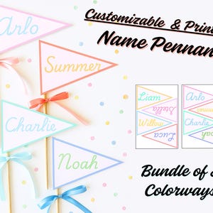 Puede incluir: Se muestran banderas de banderines de colores con nombres como "Arlo", "Summer", "Charlie" y "Noah". Cada bandera es de un color pastel diferente y está unida a un palo de madera con una cinta a juego. El texto "Customizable & Printable Name Pennants" está en la parte superior.