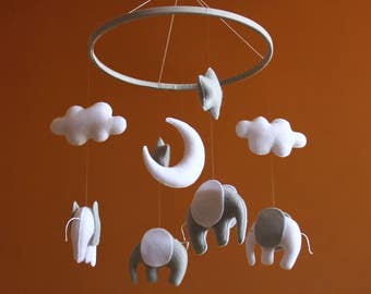 Elephant nursery Mobile baby Elephant mobile Gray nursery Baby mobile Gray and white elephant Nursery decor Gender neutral nursery Cute