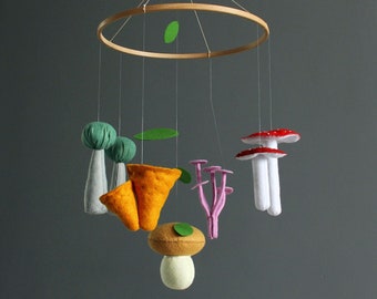 Mobile imaginatif pour chambre d'enfant dans les bois, mobile pour bébé, champignon, chambre de bébé fée, mobile lunatique, chambre d'enfant sur le thème de la forêt