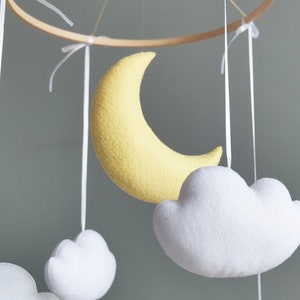 Mobile pour bébé Winnie l'ourson, mobile pour chambre d'enfant, mobile imaginatif, lune et étoiles, décoration pour chambre de bébé, mobile pour berceau, mobile nuages pour lit de bébé image 2