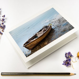 "Grußkarten-Set ""Lonely Boat"" mit recycelten Briefumschlägen // Landschaft Fine Art Fotodruck | Beileid Klappkarte auf umweltfreundlichem Papier