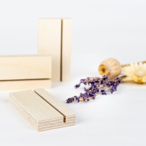 Porte-cartes minimaliste « Anna »// Petit porte-photos en bois pour exposer des cartes postales, des images et des impressions d'art sur un bureau, une table d'appoint ou une foire d'artisanat