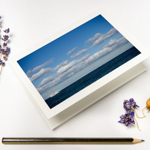 Carte de voeux « Travelling to Unknown Land » avec enveloppes recyclées // Photo d'art océan | Carte pliée paysage marin sur papier respectueux de l'environnement