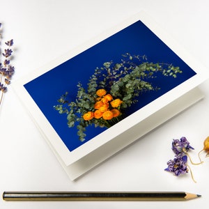 Set di biglietti d'auguri "Fiori in blu e arancione" con buste riciclate // Foto d'arte di fiori / Biglietto floreale piegato su carta ecologica